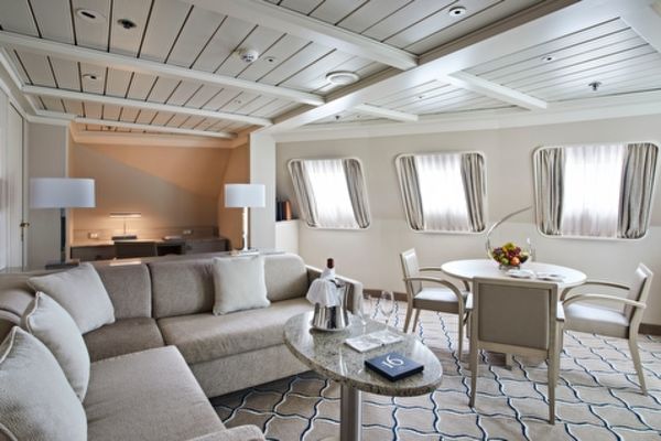 https://static.traveltek.net/cruisepics/local_shipimages_large/1784637294.jpg