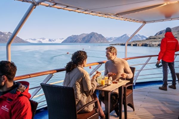 https://static.traveltek.net/cruisepics/local_shipimages_large/1784637448.jpg