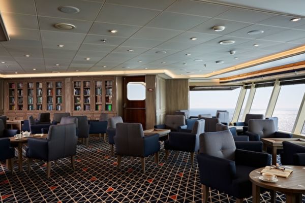 https://static.traveltek.net/cruisepics/local_shipimages_large/1784643450.jpg
