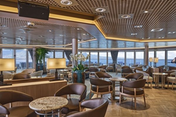 https://static.traveltek.net/cruisepics/local_shipimages_large/1784707082.jpg