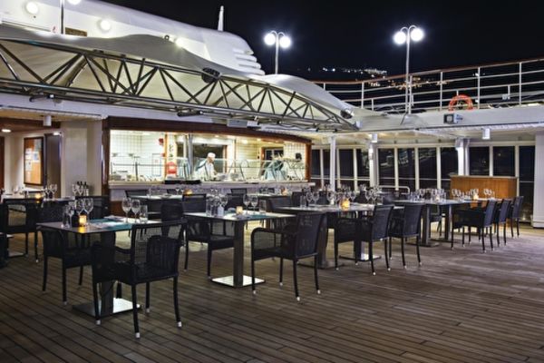 https://static.traveltek.net/cruisepics/local_shipimages_large/1784707725.jpg