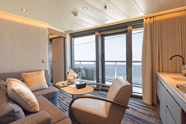 https://static.traveltek.net/cruisepics/local_shipimages_large/1784710519.jpg
