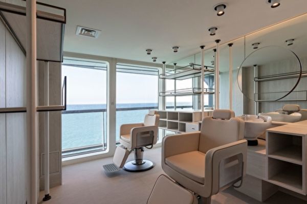 https://static.traveltek.net/cruisepics/local_shipimages_large/1784710533.jpg