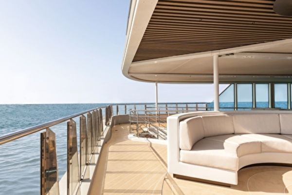 https://static.traveltek.net/cruisepics/local_shipimages_large/1784710747.jpg