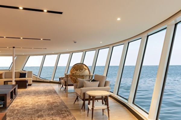 https://static.traveltek.net/cruisepics/local_shipimages_large/1784710767.jpg