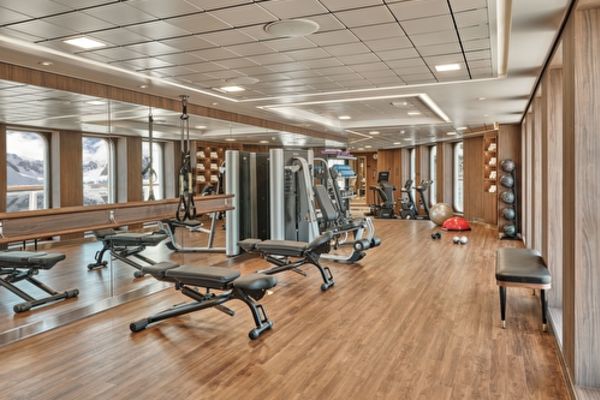 https://static.traveltek.net/cruisepics/local_shipimages_large/1784712098.jpg
