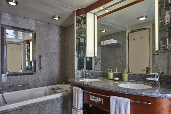 https://static.traveltek.net/cruisepics/local_shipimages_large/1784714054.jpg