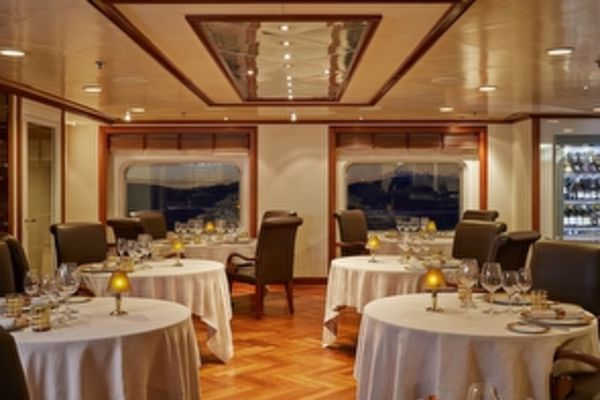 https://static.traveltek.net/cruisepics/local_shipimages_large/1784714116.jpg
