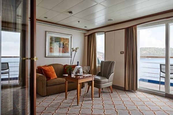 https://static.traveltek.net/cruisepics/local_shipimages_large/1784714162.jpg