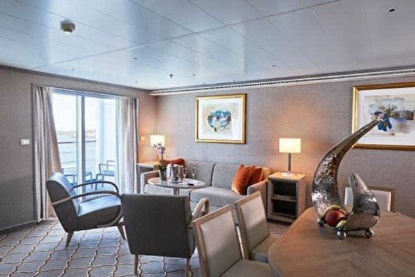 https://static.traveltek.net/cruisepics/local_shipimages_large/1784714196.jpg