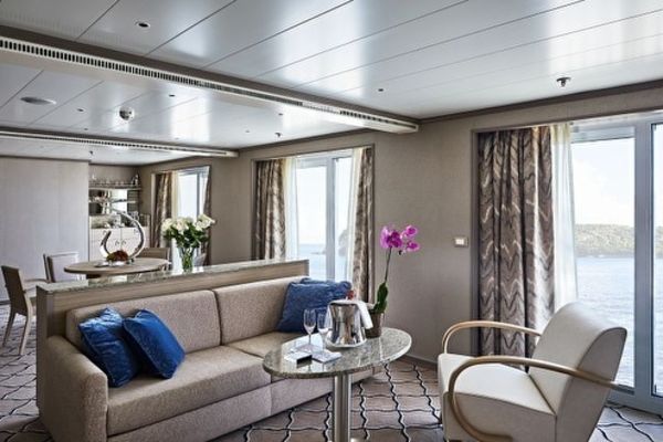 https://static.traveltek.net/cruisepics/local_shipimages_large/1784714310.jpg