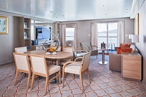 https://static.traveltek.net/cruisepics/local_shipimages_large/1784714343.jpg
