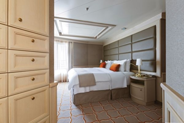 https://static.traveltek.net/cruisepics/local_shipimages_large/1784714628.jpg