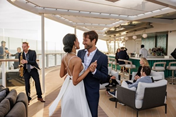https://static.traveltek.net/cruisepics/local_shipimages_large/1784719594.jpg
