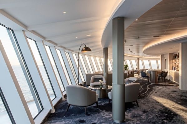 https://static.traveltek.net/cruisepics/local_shipimages_large/1784720990.jpg