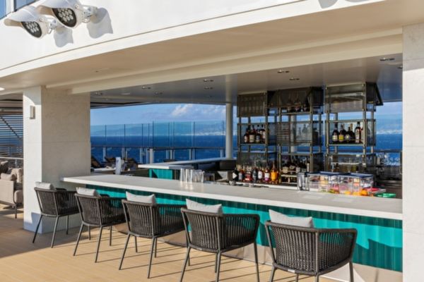 https://static.traveltek.net/cruisepics/local_shipimages_large/1784721938.jpg