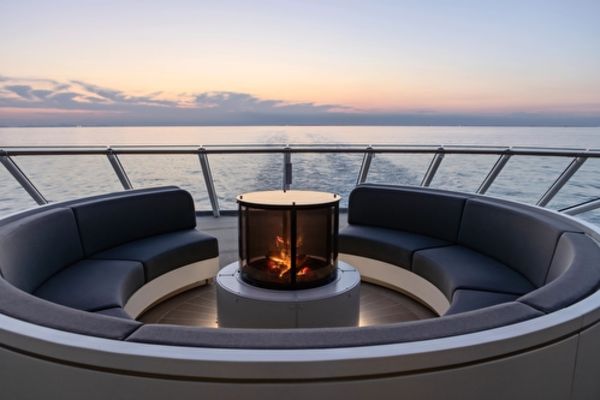 https://static.traveltek.net/cruisepics/local_shipimages_large/1784722415.jpg