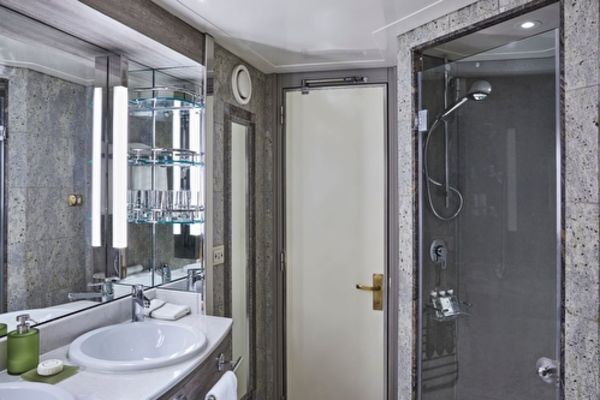 https://static.traveltek.net/cruisepics/local_shipimages_large/1784724917.jpg