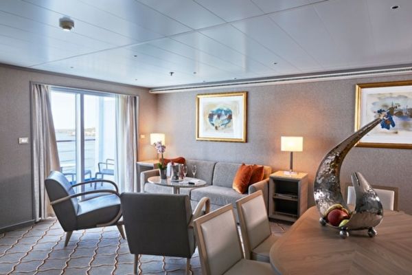 https://static.traveltek.net/cruisepics/local_shipimages_large/1784725451.jpg