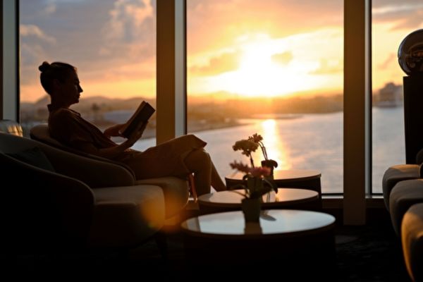 https://static.traveltek.net/cruisepics/local_shipimages_large/1784732449.jpg