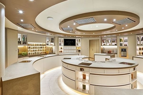 https://static.traveltek.net/cruisepics/local_shipimages_large/1784737095.jpg