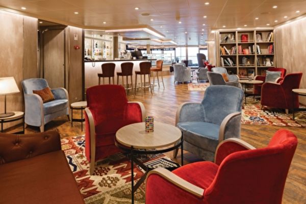 https://static.traveltek.net/cruisepics/local_shipimages_large/1784737216.jpg
