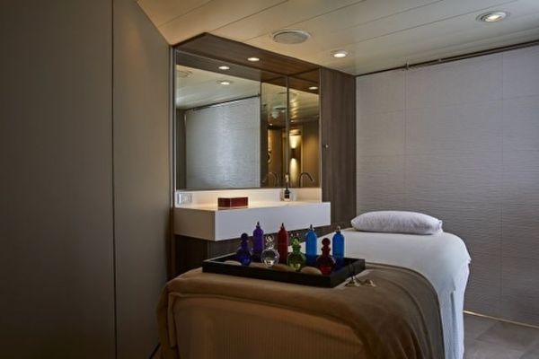 https://static.traveltek.net/cruisepics/local_shipimages_large/1784796093.jpg