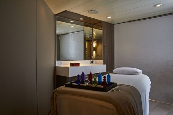 https://static.traveltek.net/cruisepics/local_shipimages_large/1784798535.jpg