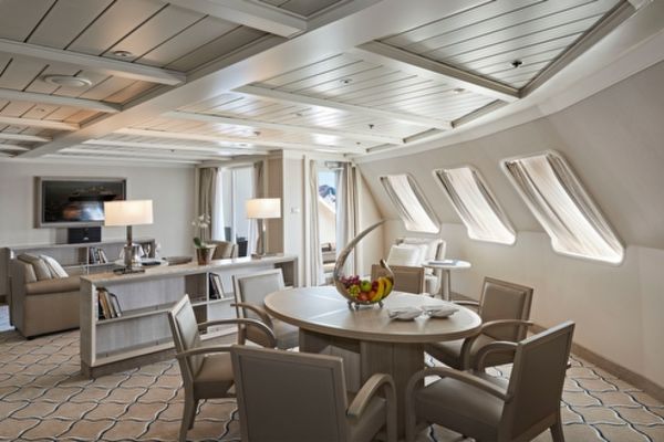 https://static.traveltek.net/cruisepics/local_shipimages_large/1784798563.jpg