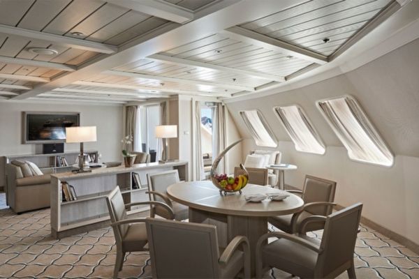 https://static.traveltek.net/cruisepics/local_shipimages_large/1784798579.jpg
