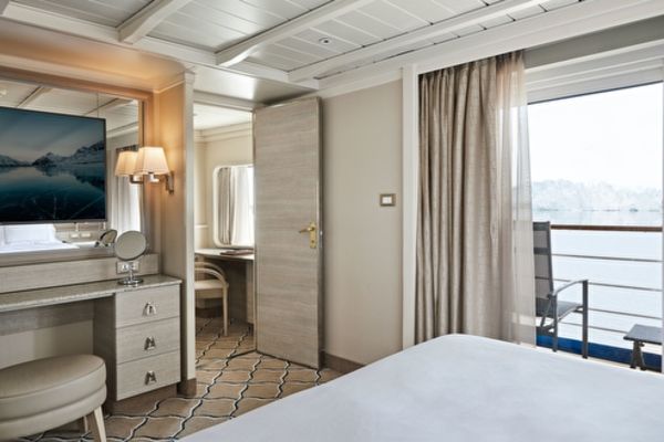 https://static.traveltek.net/cruisepics/local_shipimages_large/1784798588.jpg
