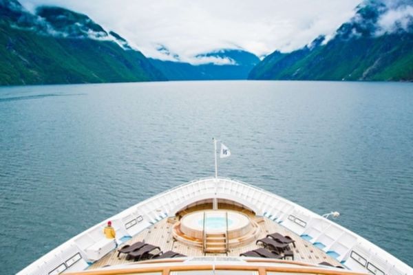 https://static.traveltek.net/cruisepics/local_shipimages_large/1784798999.jpg