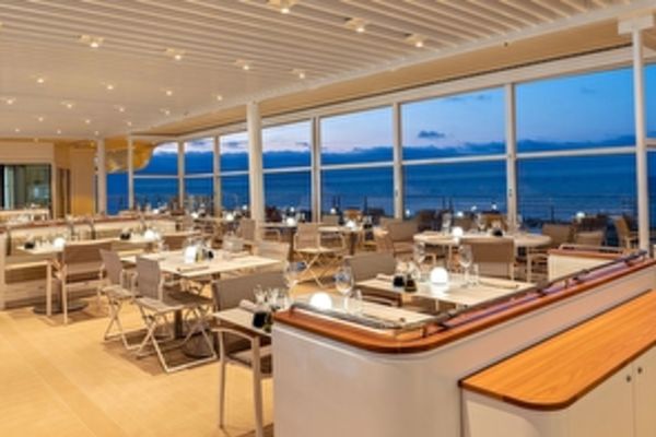 https://static.traveltek.net/cruisepics/local_shipimages_large/1784801135.jpg