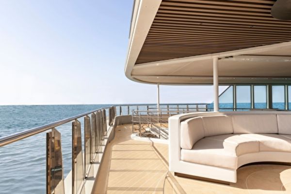 https://static.traveltek.net/cruisepics/local_shipimages_large/1784801287.jpg