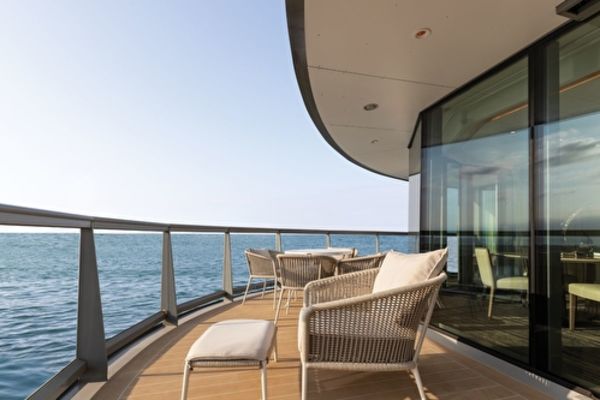 https://static.traveltek.net/cruisepics/local_shipimages_large/1784801295.jpg