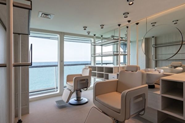 https://static.traveltek.net/cruisepics/local_shipimages_large/1784801363.jpg