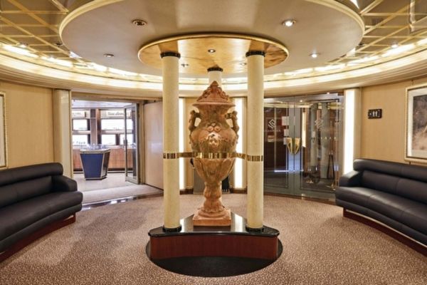 https://static.traveltek.net/cruisepics/local_shipimages_large/1784802567.jpg