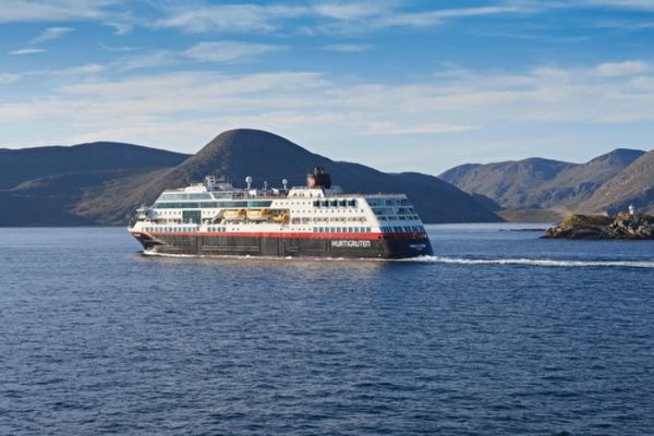 https://static.traveltek.net/cruisepics/local_shipimages_large/1785140690.jpg