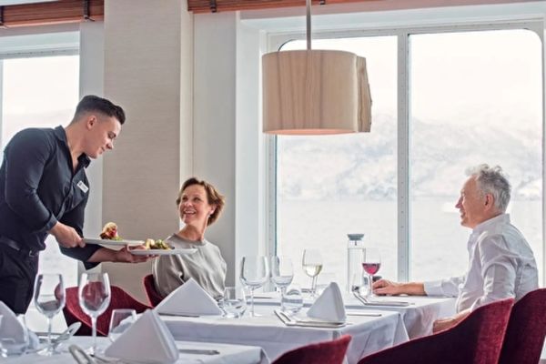 https://static.traveltek.net/cruisepics/local_shipimages_large/1785145784.jpg
