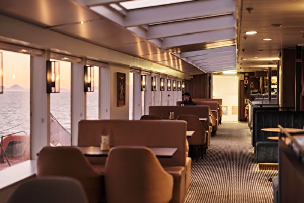 https://static.traveltek.net/cruisepics/local_shipimages_large/1785163170.png