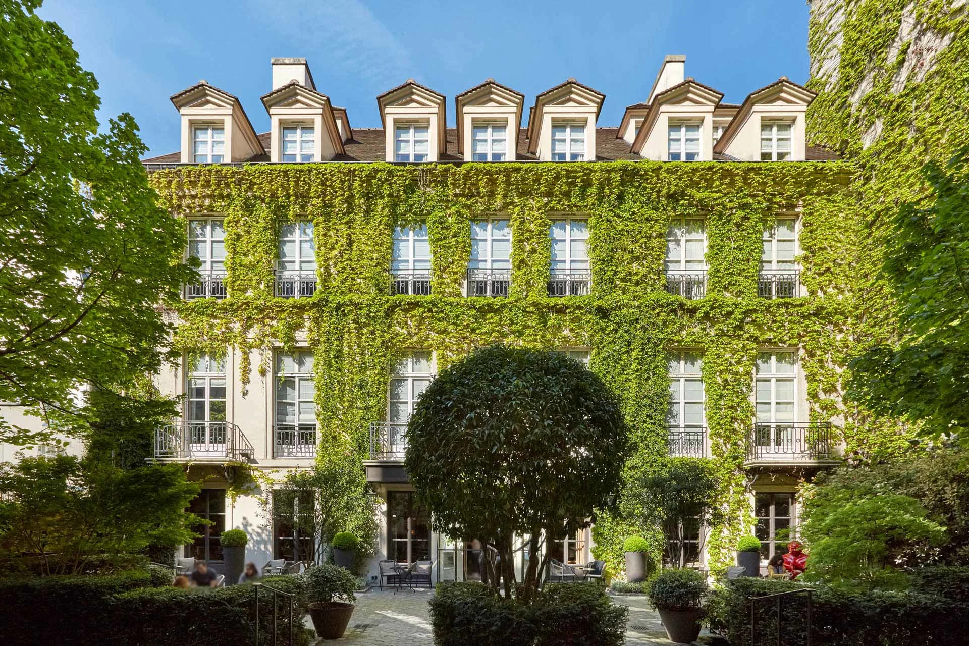 Le Pavillon de la Reine luxury hotel Paris France