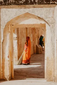 women in sari, Jaipur, luxury travel holiday India