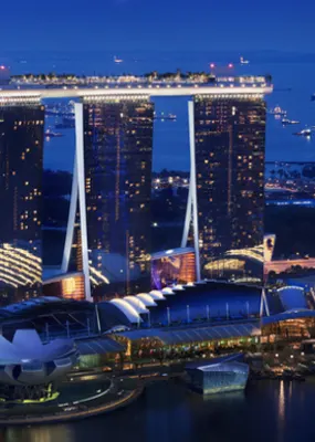 Singapore&#039;s Marina Bay Sands at night