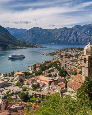 Luxury travel: Cruise Landing