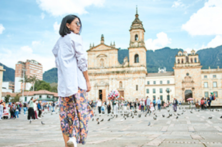 lady standing in front of building in colombia