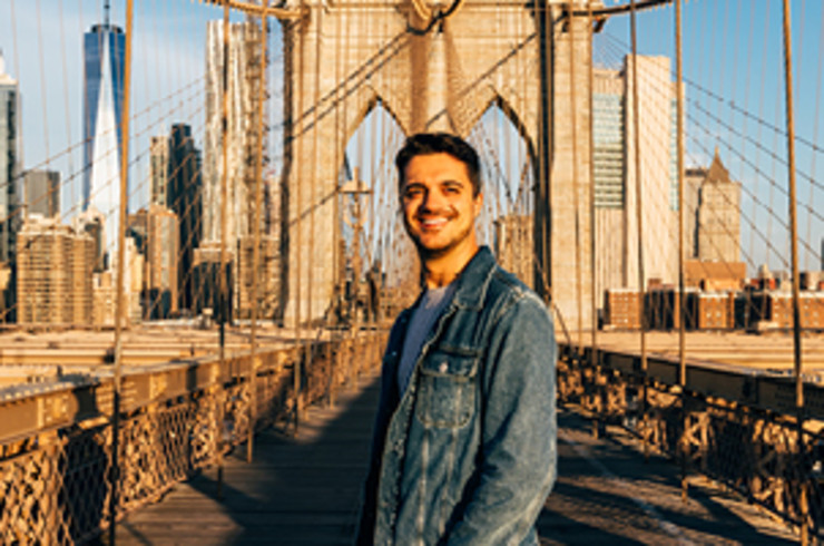 Tourist on Brooklyn bridge