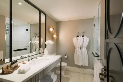 Executive Mayfair King Suite Bathroom