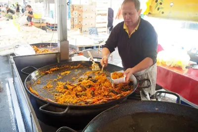 Street food of the best kind, paella. Image: Daniel Resnik