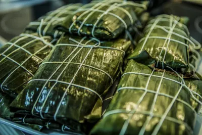 This image: Ecuadorians wrap tamales wrapped in banana leaves, rather than corn leaves elsewhere in South America.