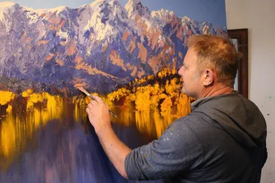 artist in queenstown painting